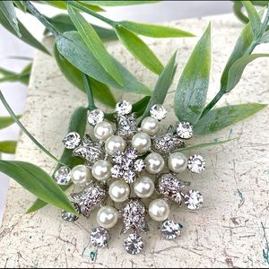 🎈2 for $10🎈Pearl and Rhinestone Brooch